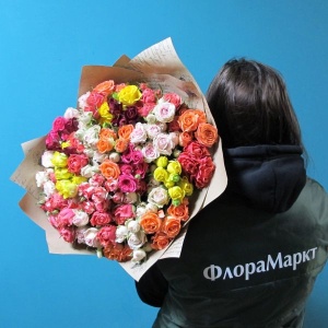 Купить букет на день рождения с доставкой по Москве в цветочном магазине «ФлораМаркт»