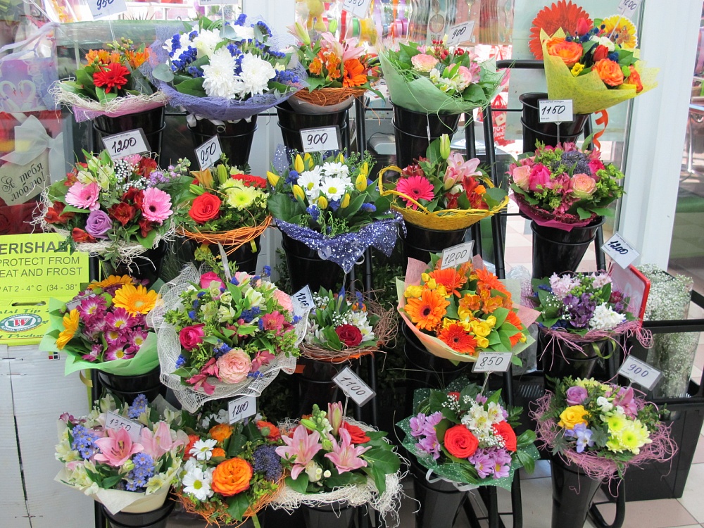 Цветочный магазин ханты. Цветы магазинные. Ассортимент цветочного магазина. Букеты в цветочных магазинах. Букеты на витрину.