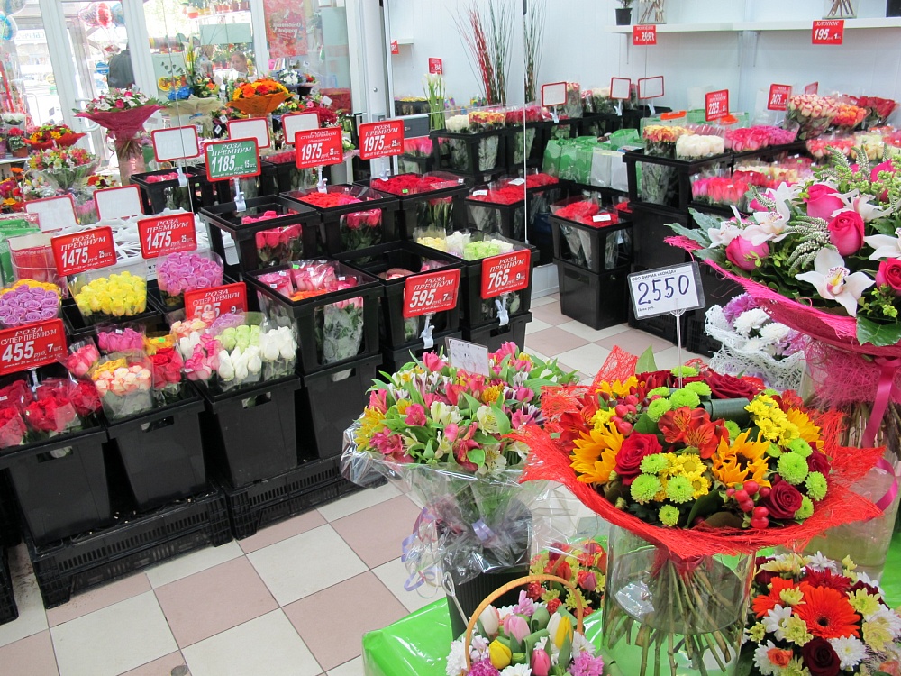 Сколько стоят цветы 2024. Цветочный магазин в Ашане. Цветы которые продают в цветочных магазинах. Оптовый магазин цветов. Букеты в магазине.