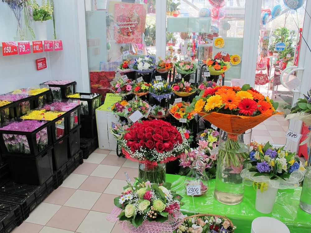 Цветочные магазины лабинск. Цветочный ларек. Цветы в магазине. Живые цветы в магазине. Цветы в цветочном магазине ассортимент.